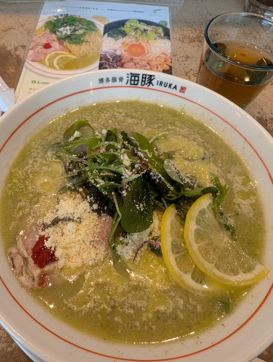 博多豚骨　海豚　さん
バジルとんこつ　1000円

13時過ぎでも少し待ちの人気店
ここの場所で初めての成功店でしょうね!(私の地元です)

前回(2月)初訪で、気になったメニュー
まぁ今週は、行きつけ店のバジル🍜を食べなくちゃなのでね😁
予行練習？
美味しかったです😊