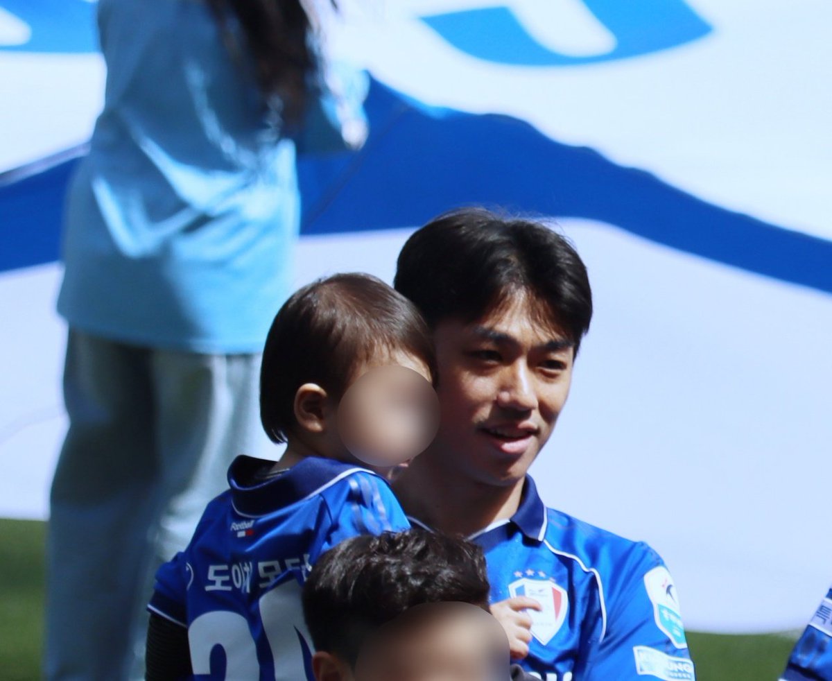 write_074's tweet photo. 아빠가 된 우리 고승범.
아기에게 N석 소개시켜주기.
너무 행복해보여서 좋아.
#수원삼성 #고승범 https://t.co/vIOKoKI1sq