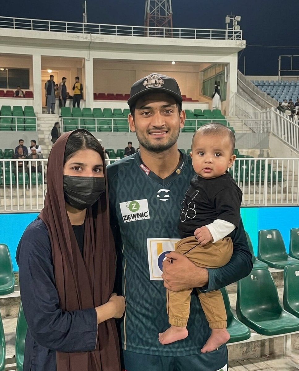 Hassan Nawaz with his wife and son.😍👌
