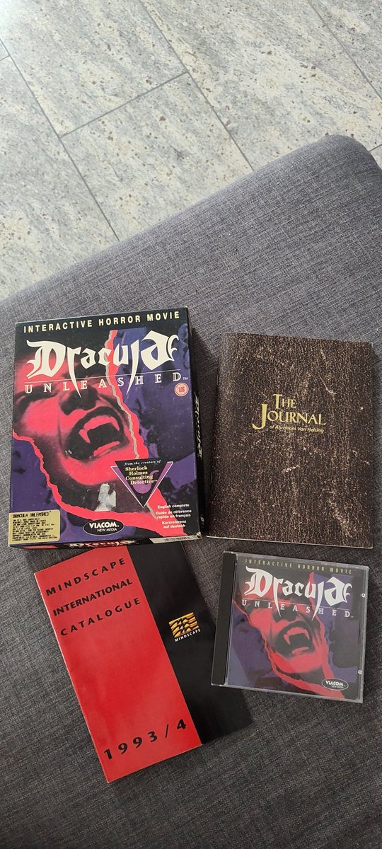 Tom_ZR_Race's tweet photo. Even more #Retrogaming is this one here.
From 1993 - the highlight time of FMV - this is "Dracula Unleashed"
An interactive horror movie / adventure
And look at this manual ๐ฅฐ
#LoveGaming https://t.co/Sm8IaxIROg