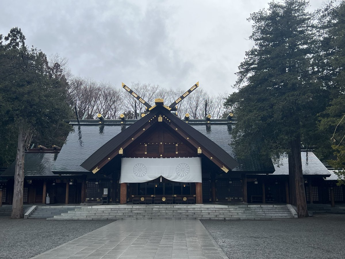 Maka953827's tweet photo. 先日、札幌へ！
北海道神宮と伏見稲荷神社に参拝。
北海道神宮は２回目で、主祭神に大那牟遅命（大国主さま・大黒天さま）がいらっしゃることに気づき、またご縁を感じました。
伏見稲荷さまも今年ご縁が続く。
想うがままに動いても、導かれる神さまはいつも一緒。
神恩感謝でございます。 https://t.co/FiY1h3g2qI