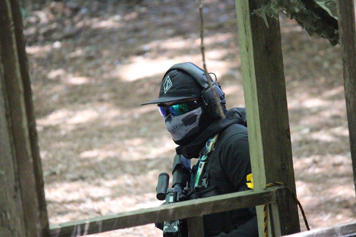 mounaizoo's tweet image. #サバゲー
#BATTLE
#airsoft 
バトル定例会。
見た目だけのために買ったブースターとNB tacticalのフェイスガード、バラクラバのデビュー。
ブースターはお飾りなので何も言う事なし、
NBtacticalは値段はさておきめちゃくちゃ良かった。
兄貴と2shot撮ってもらった😏
まっしまさんの背後霊笑