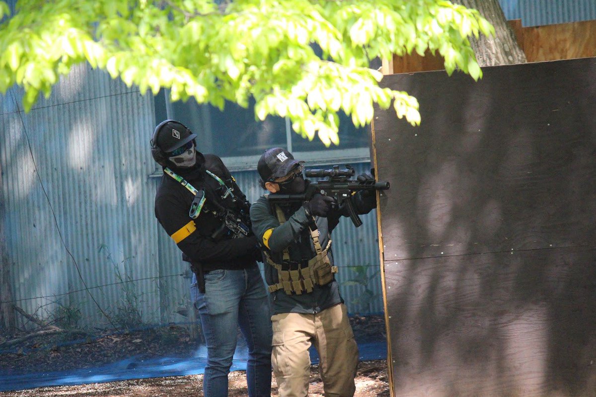 mounaizoo's tweet image. #サバゲー
#BATTLE
#airsoft 
バトル定例会。
見た目だけのために買ったブースターとNB tacticalのフェイスガード、バラクラバのデビュー。
ブースターはお飾りなので何も言う事なし、
NBtacticalは値段はさておきめちゃくちゃ良かった。
兄貴と2shot撮ってもらった😏
まっしまさんの背後霊笑