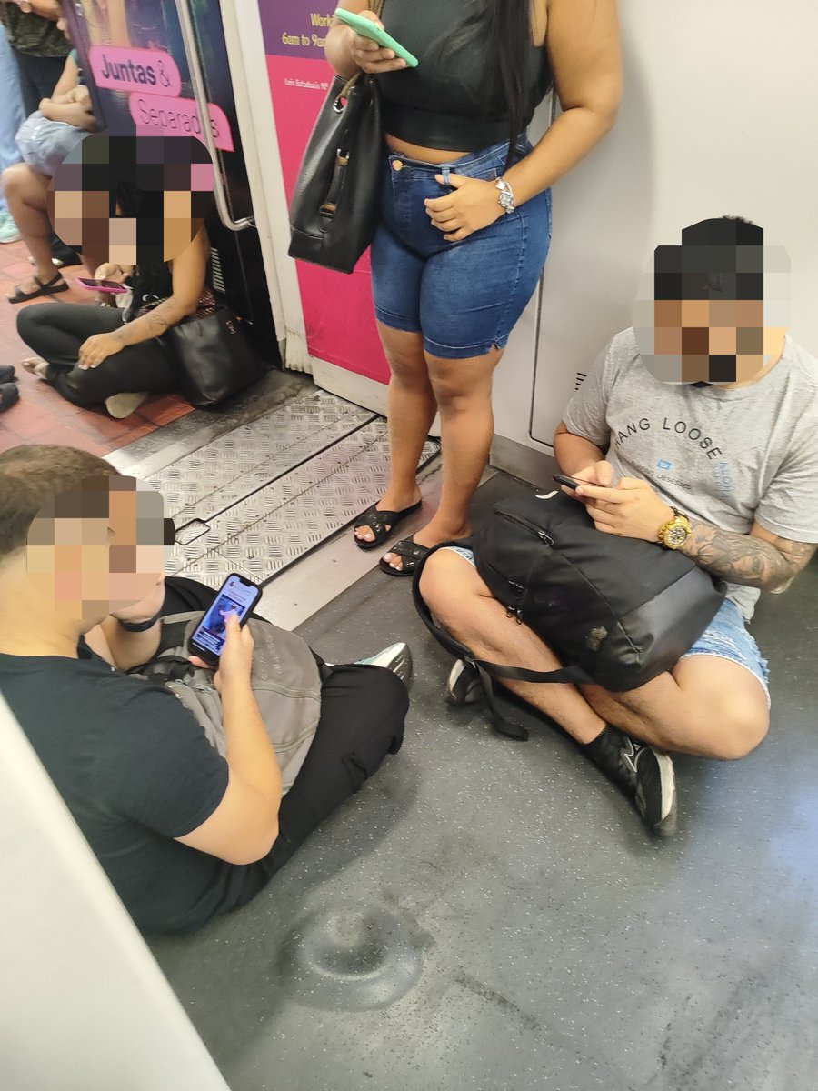 Porque as pessoas que sentam no chão, e atrapalham a circulação entre vagões, ficam chateadas quando alguém encosta nelas?! #povosemnoçao