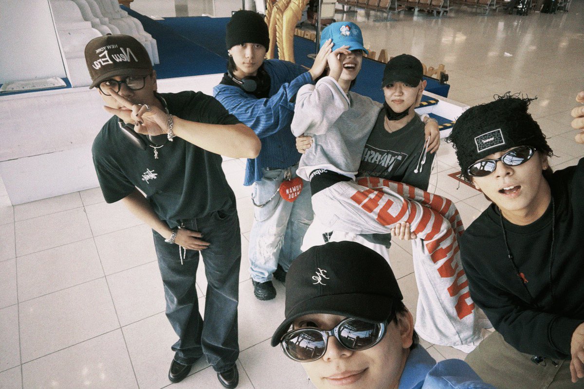 LIL_LEAGUE_'s tweet image. 【#SENA🌹】

タイに到着。
LIL in da House🧡

#LILLEAGUE
#LILinThailand