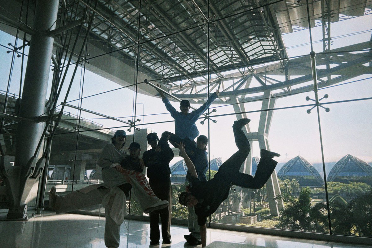 LIL_LEAGUE_'s tweet image. 【#SENA🌹】

タイに到着。
LIL in da House🧡

#LILLEAGUE
#LILinThailand