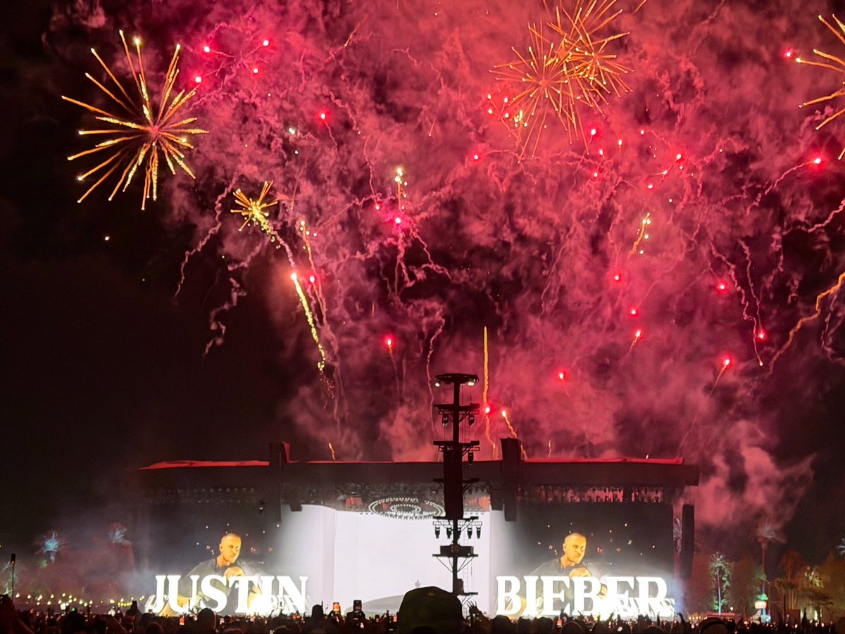 angelina tweet media