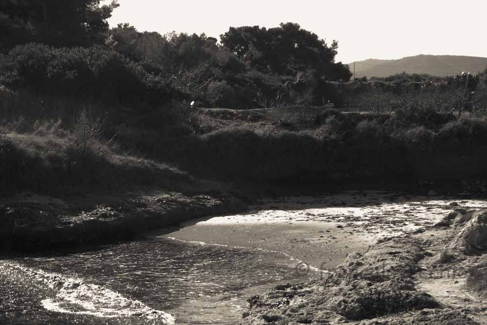 Baia della salvezza,cos' veniva chiamata ai tempi del boom economico,quando il divertimento sociale era in crescita,e qui,proprio qui,in foto,avvenivano cosa da borghesi screanzati. Il suo accesso era chiuso e pochi del cerchio potevano. Puglia stories.
#PhotographyTips