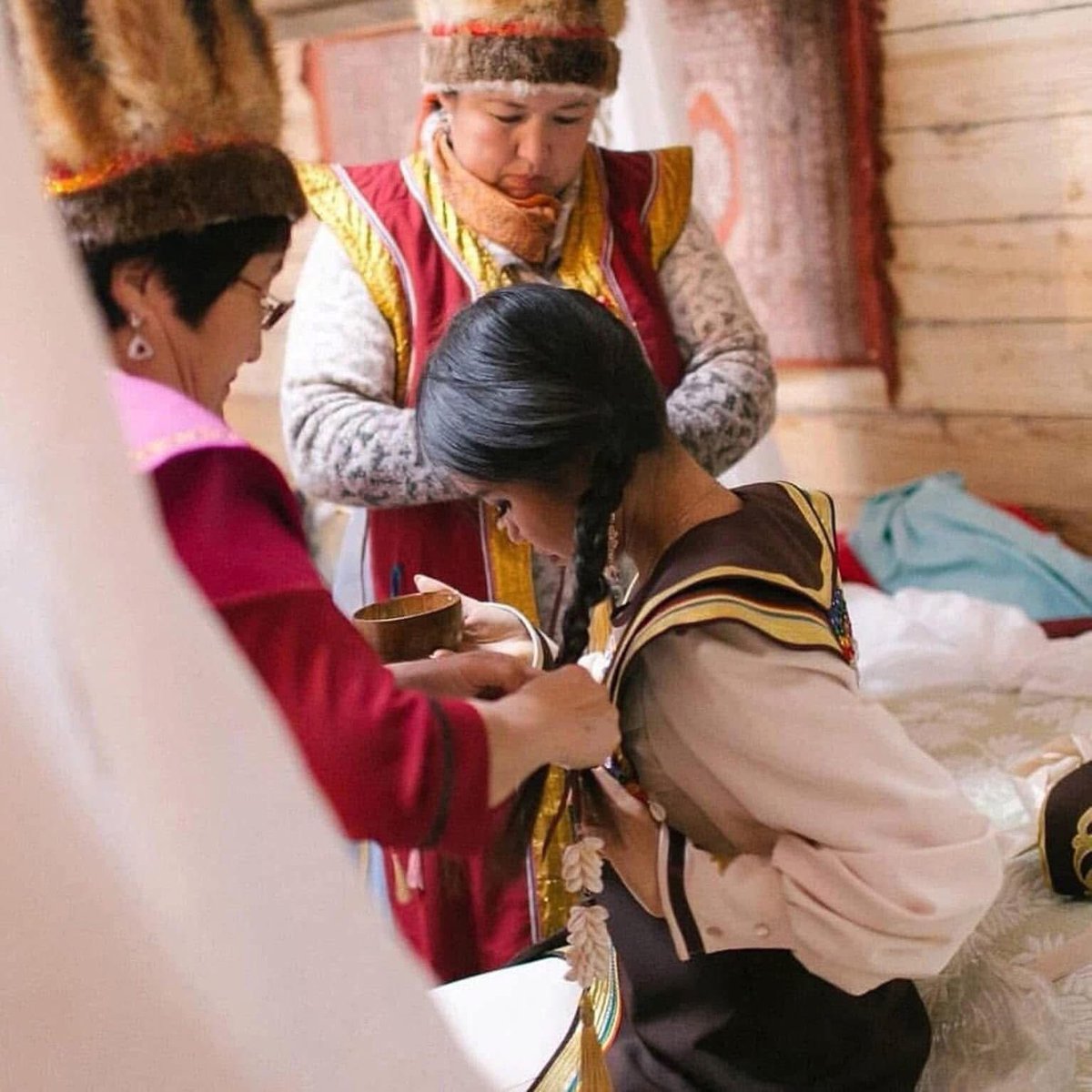 NurayBLGL1's tweet photo. BEL ETMEK 
BELLİLİK KOYMAK
Ninem “Bel Et” derdi, yani “İşaret Koy”. Biz “Belirt” şeklinde söylüyoruz şimdi. Bellilig Koymak şeklinde de söylenir.
Türkler Orta Asya dönemlerinden beri hayvanlarını Tamgalar yani Bellilig Koyar. Tamga adı verilen Soyut Simge ve işaretler, Türk  Boy'larına ait sembollerdir. 

Anadolu'da "Bel Etmek" tabiri de kullanılır. Malları "BELLİ" olsun diye onlara işaret koyarlar. “Belirti, Belirmek,” kelimeleri de “işaret ve  iz” anlamı taşır. Belirtmek ise “İşaret Etmek”, “İz Koymak” demektir. Belertmek de  aynı kökten gelir ve Gözlerini Belertti tanımı gözlerini vurguladı, gözleriyle işaret etti anlamı taşır.

Bellemek ise Öğrenmek kelimesi ile de eş anlamlıdır.  Yani bir anlamda “işaretleri” ve “izleri” öğrenmek anlamına gelir. Bu işaretler elbette, Harfler, Tamgalar, semboller ve simgelerdir.. 

Belikli kadın evli kadın demektir. Bir anlamda kadının medeni durumu saçlar örülerek “İşaretlenmiş” olur.  Nuray Bilgili