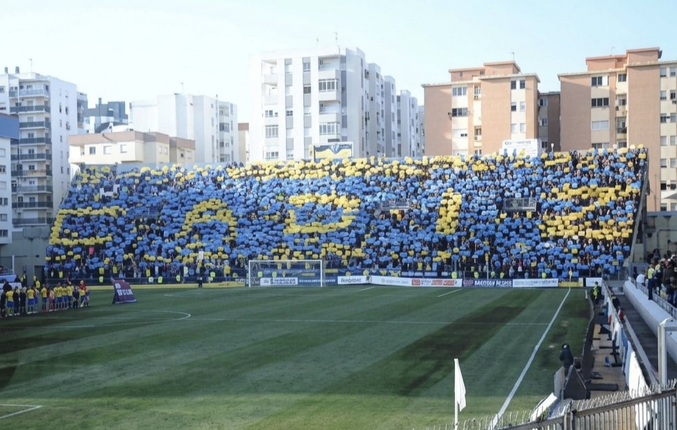 Nuestro primer mosaico, con la complejidad de una grada sin asientos y cartulinas (Bolsas de basura, amarillas y azules) entregadas a mano.
Cádiz-Xerez Temporada 96-97
#J35 #LaLigaRetro