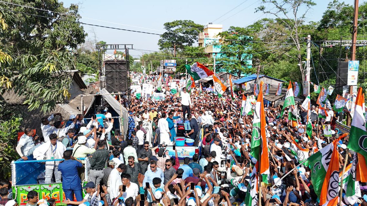 AITCofficial's tweet photo. The verdict is written!

From above, the turnout around Shri @abhishekaitc shows a ground ready to respond.

People have gathered in large numbers with a clear resolve, to push back against Bangla-Birodhi @BJP4India and defend Bengal’s identity.

Jotoi Koro Hamla
#AbarJitbeBangla https://t.co/VzMu0xBpDL