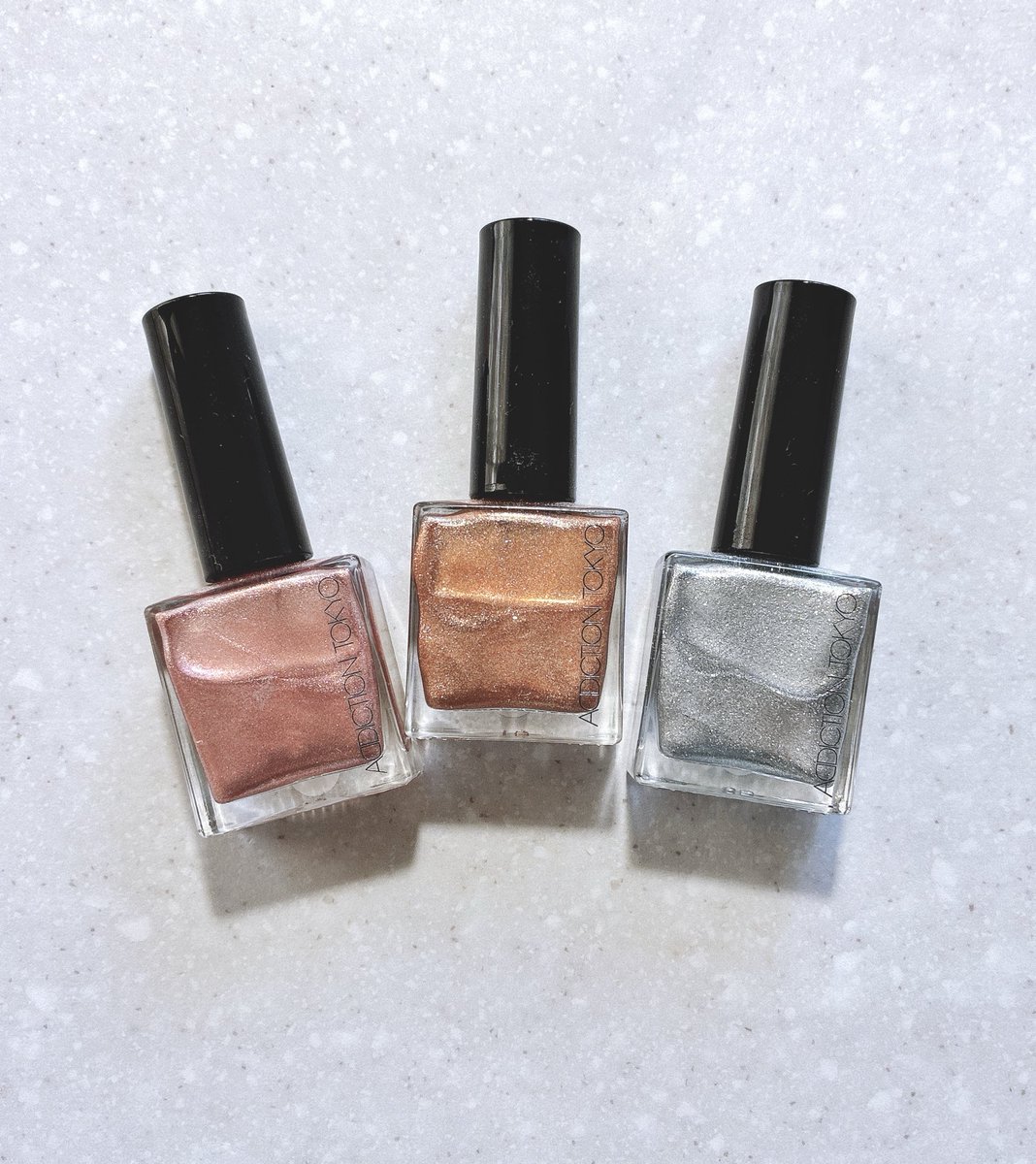 nemu_nemu5522's tweet image. ADDICTION様から4月24日に発売になる、ネイルポリッシュ限定3色をお試しさせて頂きました。
トロピカルピンクの130SP Tropif Fizz、
シルバーブロンズの131SP Costa Bronze、
ブリリアントシルバーの132SP Diamond Shell。
夏のビーチの輝きを切り取ったということですが、確かに！輝きがすごい！#gift