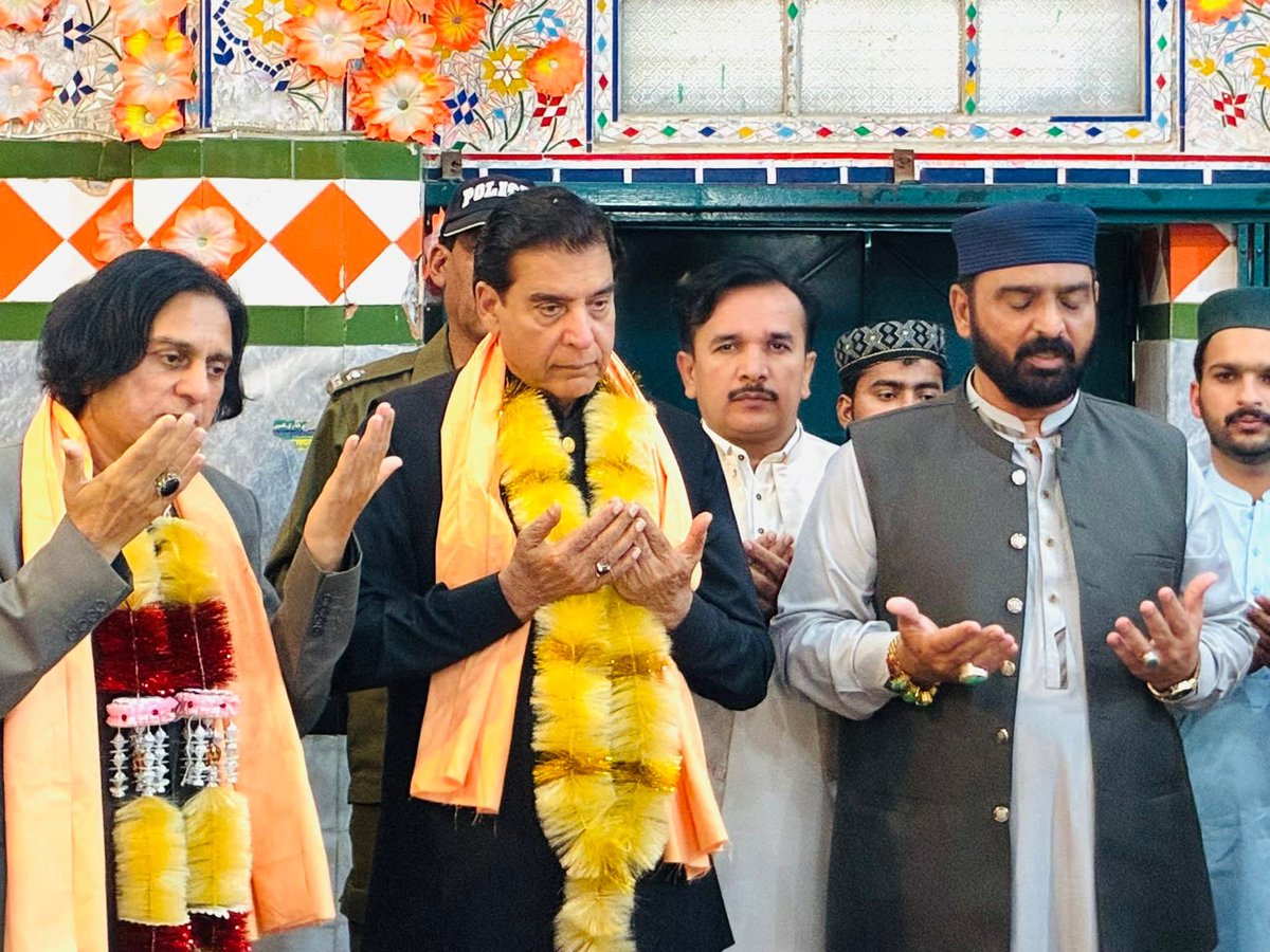 PPDigitalPunjab's tweet photo. پاکستان پیپلزپارٹی وسطی پنجاب کے صدر و سابق وزیر اعظم راجہ پرویز اشرف کی رنمل شریف مزار حاجی نوشہ گنج بخش حاضری 

راجہ پرویز اشرف نے مزار پر حاضری دی ملک و قوم  خوشحالی یک جہتی ،اور استحکام کے لیئے دعا کی 
ڈویژنل صدر پی پی گوجرانولہ آصف بشیر بھاگٹ اور دیگر مقامی رہنما بھی موجود https://t.co/DIYGsTJ1He