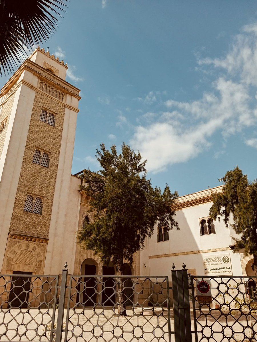 Shabanadawran's tweet image. د مالاګا جومات د اسپانیې په جنوب کې د مسلمانانو له مهمو دیني او کلتوري مرکزونو شمېرل کېږي.

دا جومات یوازې د عبادت ځای نه دی، بلکې د کلتور، تاریخ او اسلامي معمارۍ یوه څرګنده نښه هم ده. د دې ښکلی منار، ظریف نقشونه او ارامه فضا انسان ته سکون وربخښي.

#Malaga #Islam #Mosque #Peace