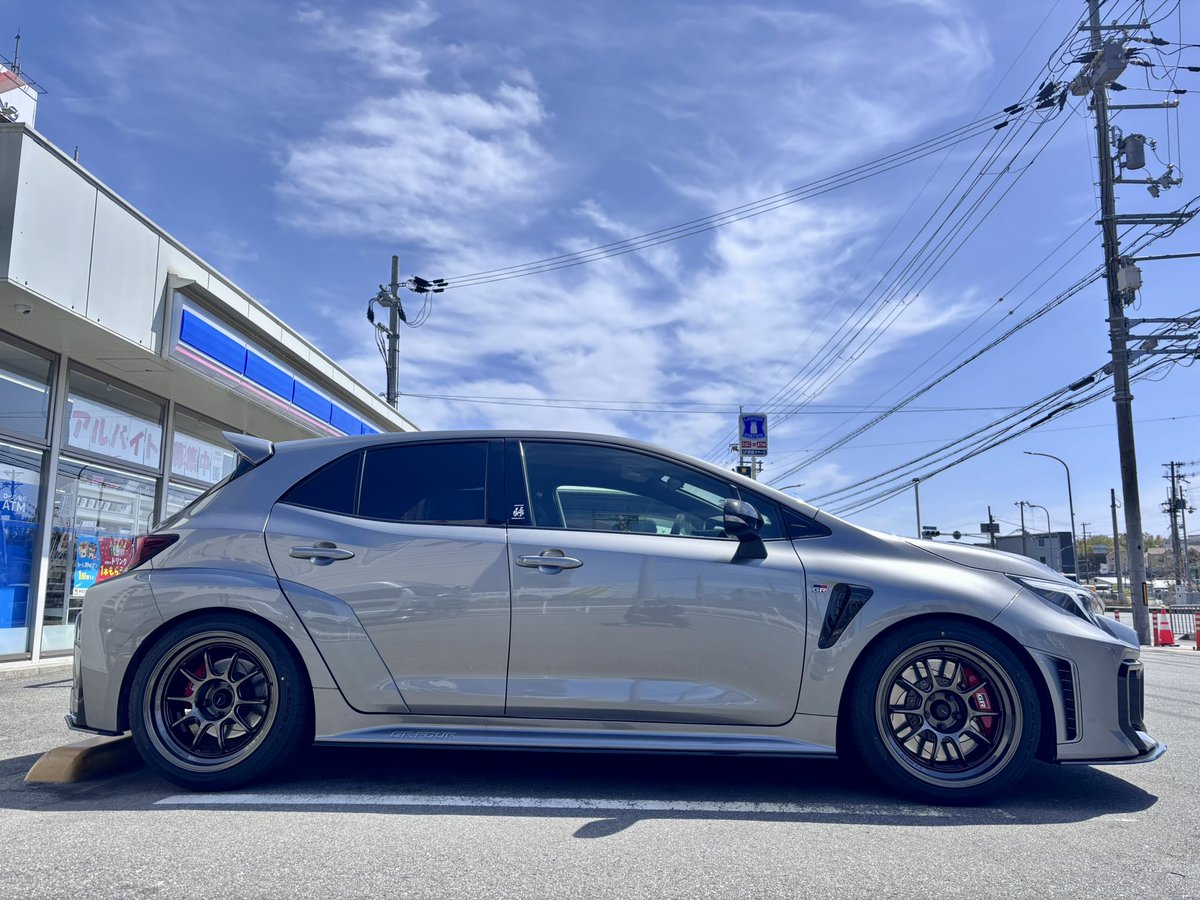 qnc010kai's tweet photo. 納車1年を機にVerUP🆙
にゅーホイール(WedsSport TX105DSR)
にゅータイヤ(ADVANSportV107)
にゅーブレーキパッド(DIXCEL TypeM)
にゅーダウンサス(GROW)
#GRカローラ #MY25
#yokohamatire
#dixcel
#grow https://t.co/G4KN0TyrA8
