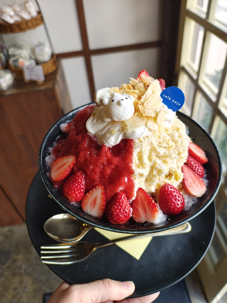 cafesaju's tweet photo. 2026/04/12
いちごカスタードパイ氷🍧
丼サイズはたっぷり満足サイズ😆
中にも砕いたパイとコンポートが入っています
カスタードシロップはアイスクリームみたい✨️
#cafesaju #横浜カフェ #かき氷 https://t.co/tupFELe88k