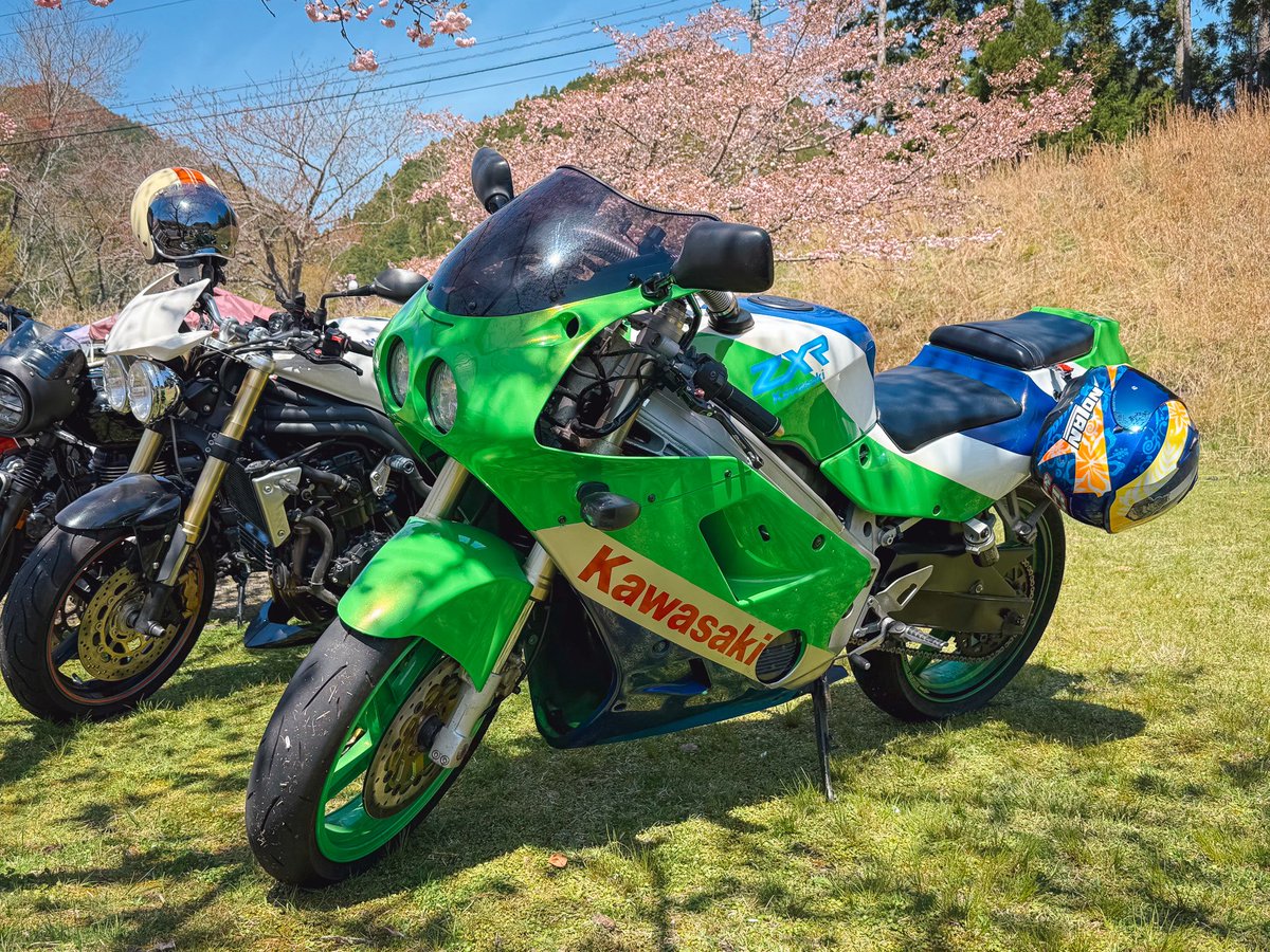 ZXR と ZX-4RR アニバーサリー 並べるとこうよ！ どちらもステキ
