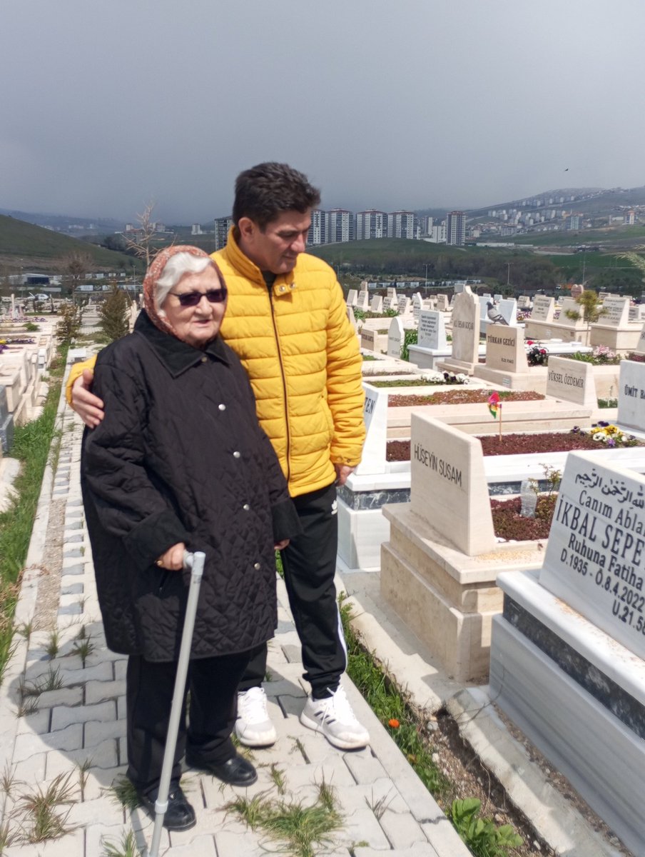 mutlucolgecen's tweet photo. Münire ablam ile İkbâl ablamı ziyaret ettik..Mekanı cennet olsun. https://t.co/0PvPFsclm8