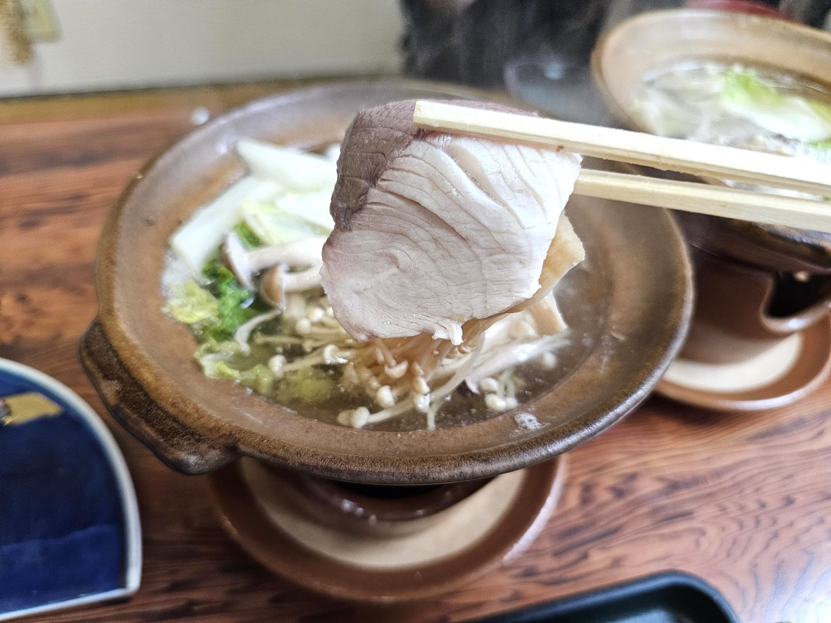 kencellara_food's tweet photo. JR尾鷲駅のすぐ近くに店を構える「鬼瓦」は、地元の漁師さんや観光客が絶え間なく訪れる超人気のお食事処です。「船の上で食べる」と称されるほどの鮮度にこだわり、提供直前まで生簀で泳いでいた活魚を捌くため、どの料理も驚くほどの歯ごたえと旨味を堪能できます😊✨ https://t.co/c2G0kAfFyo