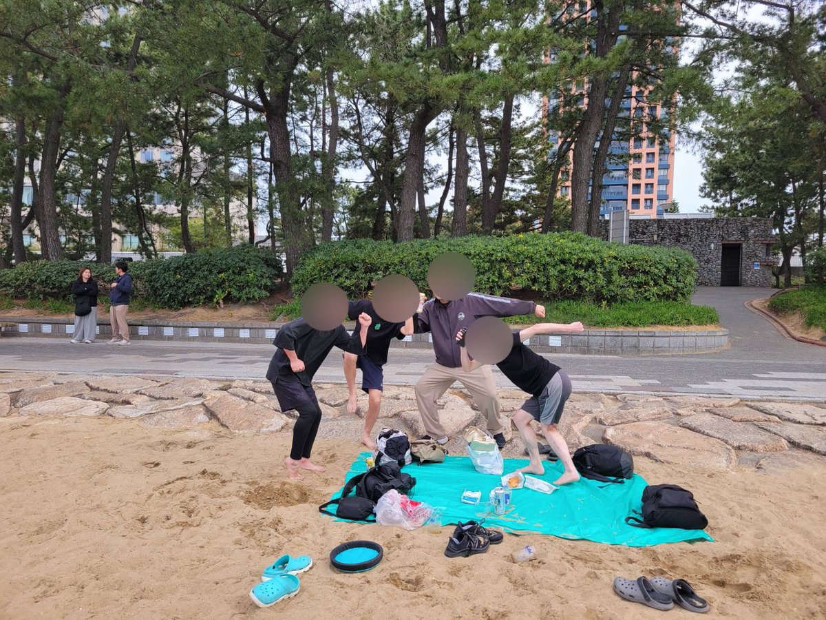 toktokfumarutok's tweet photo. 例年は舞鶴公園でお花見をしていますが、今年は工事のため実施できませんでした。代わりに百道浜で海を眺めながらピクニックをして、最後は温泉とお寿司で締めました。😊🌸🍡🍱♨️🍣 #百道浜 #しょっぱうま #塩気が好き #塩味最高 #しょっぱ系 #みんな違ってみんないい #多様性を楽しむ https://t.co/VUELPDWXC7