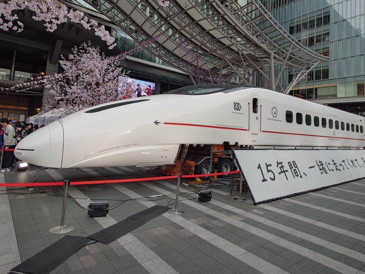 sonic_kashii's tweet photo. 博多駅前の新幹線。全線開業からもう15年、早い。 https://t.co/FMFoFYgDtP