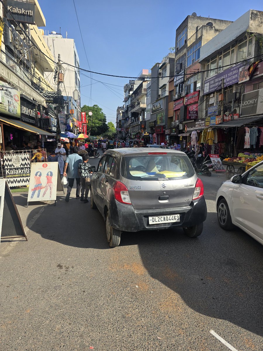 HimalayanPanda's tweet photo. @dtptraffic this car has been parked for sometime in middle of the road blocking normal flow of traffic, inconveniences everyone. Location - acharya market mayur vihar phase 1. In front of aggarwal bikaneri sweets https://t.co/9QetK7awy9