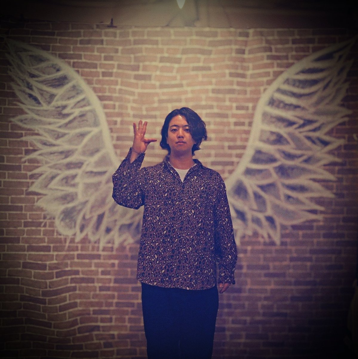 EMUSHI1000_7's tweet photo. この度、怪談師を目指し活動させていただく、M氏です。
自己紹介代わりじゃないですが、アイコンの写真は堺にあるBar【BLACKDIAMOND】さんで撮らせて頂きました
右手の変なポーズは好きなアニメ
のキャラのやつです。
分かった方いましたら〇〇だよねって絡んでください！
応援よろしくお願いします！ https://t.co/8kafsCLncS