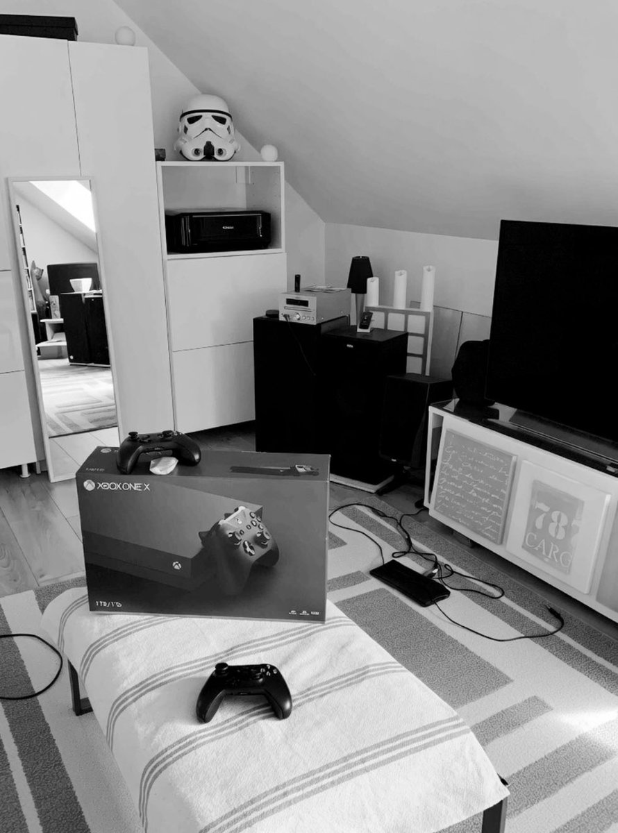 ShunleeStompy's tweet image. De base je cherche la boîte neuve d’une manette camo, mais non, j’exhume l’autre boîte #XboxOneX et donc sa manette…
Ça ira donc pour cette fois.

Ah oui et aussi de base, je suis à fond une fan #Starwars, et le #stormtrooper il m’excite 🖤🩶🖤🩶