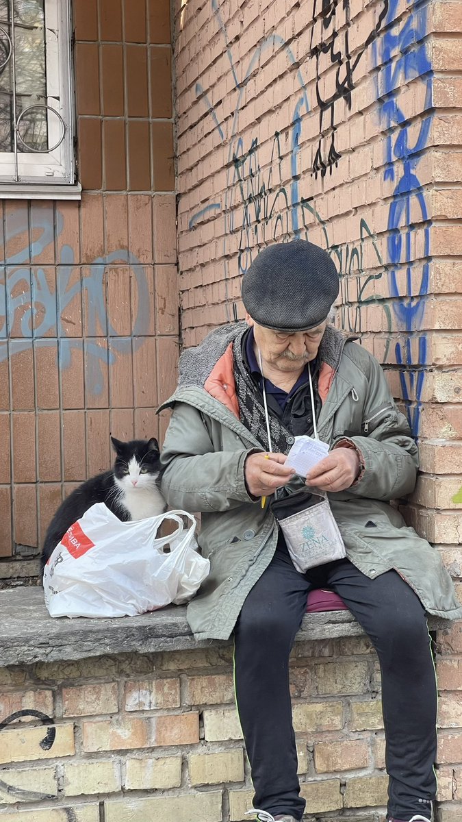 Сьогодні всі йшли в церкву.

З пасками.
З чистим одягом.
З правильними словами.

Стояли черги.
Довгі.
Спокійні.

А ми з мамою йшли поруч.
З пакетом корму. В нас Вдома немає святкового обіду. 

Натомість ми Годували всіх, кого зустрічали:
голубів,
горобців,
синичок,
та ворон.

Бо