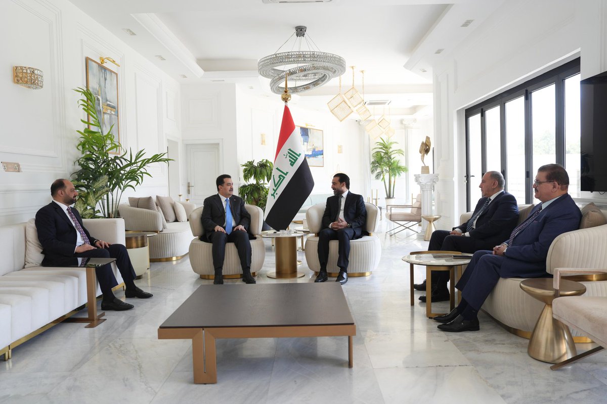 التقى رئيس مجلس الوزراء السيد محمد شياع السوداني، اليوم الأحد، رئيس حزب تقدم السيد محمد ريكان الحلبوسي.

وجرى خلال اللقاء بحث الاوضاع السياسية في العراق، واهمية حسم الاستحقاق الوطني المهم والمتمثل بانتخاب رئيس الجمهورية، الذي يعد خطوة مفصلية للمضي في استكمال تشكيل حكومة تلبي