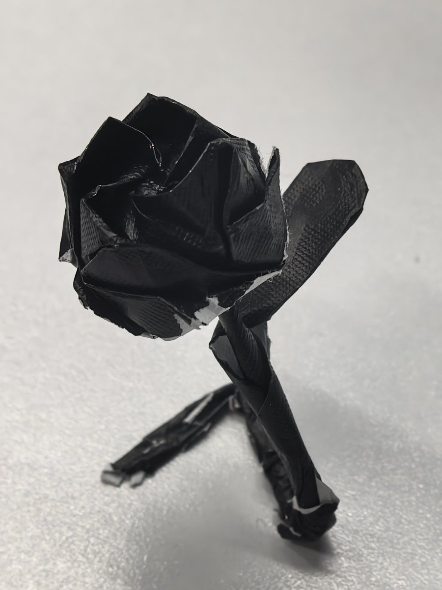 Focusssi's tweet photo. BLACK ROSE https://t.co/fJXZx32OGb
