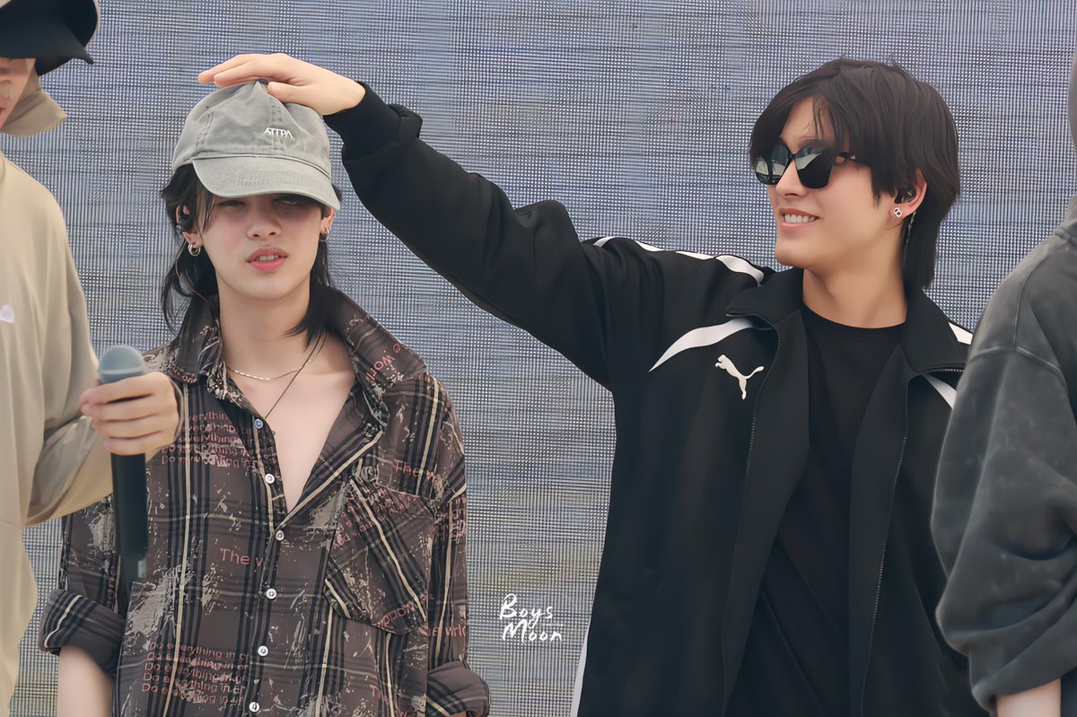 boysoverthemoongallery tweet media