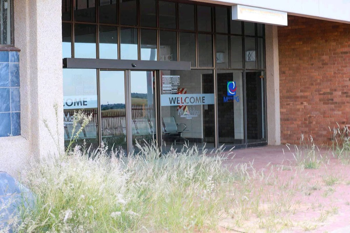 Mosimane_Tlhapi's tweet image. @MYANC destroyed the Mafikeng Airport built by His Excellency Kgosi Lucas Manyane Mangope 
HOW DID WE GET HERE? 😔
This place could have been:
✈️ Jobs
✈️ Training for young pilots
✈️ Tourism growth
✈️ Business opportunities
#RegisterToVoteForEFF