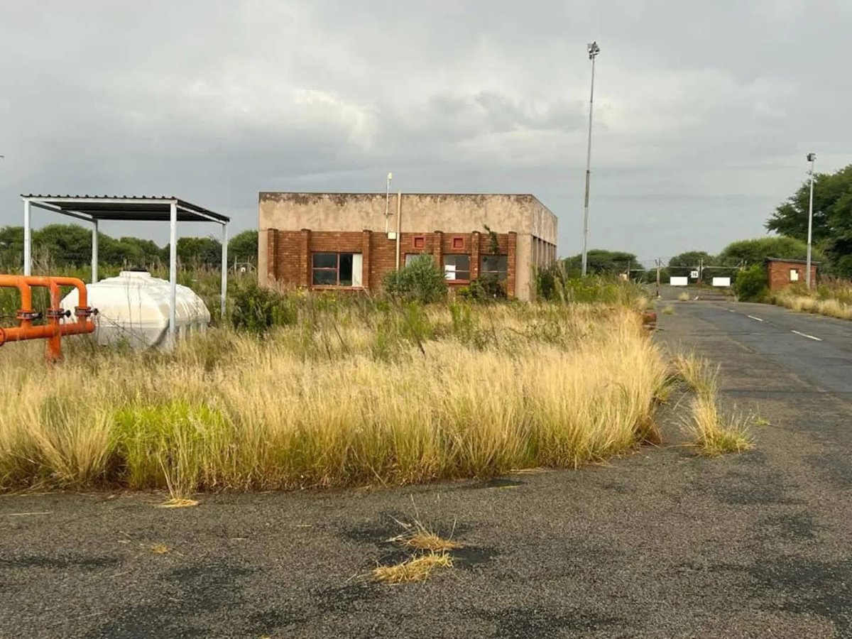 Mosimane_Tlhapi's tweet image. @MYANC destroyed the Mafikeng Airport built by His Excellency Kgosi Lucas Manyane Mangope 
HOW DID WE GET HERE? 😔
This place could have been:
✈️ Jobs
✈️ Training for young pilots
✈️ Tourism growth
✈️ Business opportunities
#RegisterToVoteForEFF