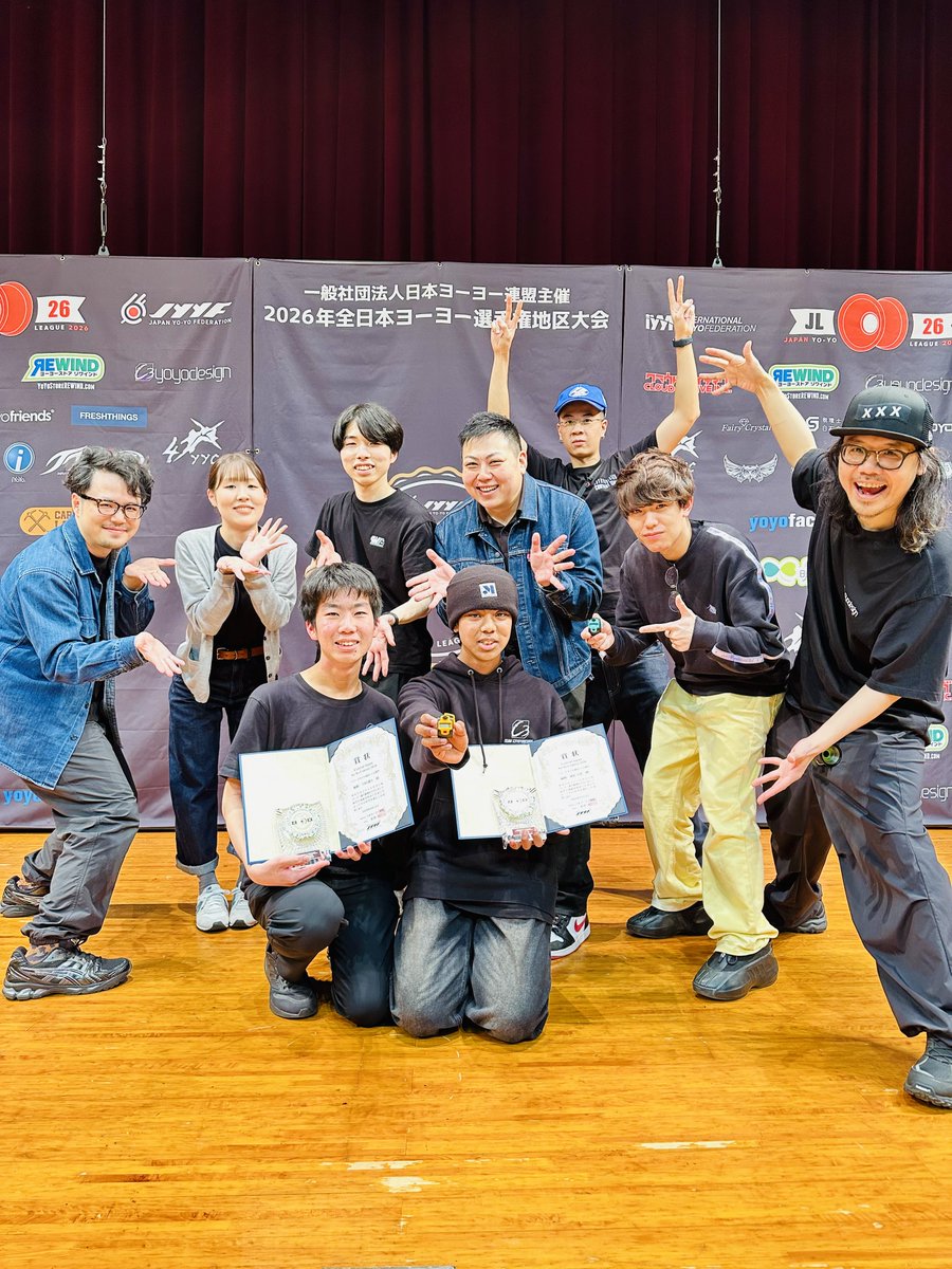 C3yoyodesign's tweet image. Team C3 at the Japan Yo-Yo League Central Japan!! 

Congratulations to Kento and Miran win a Champion in 4A and 5A!!! And Reia did a solid freestyle in 1A preliminary too!!!✨

LOVE YOU ALL!!! 💜💜💜

#JL26 #c3yoyodesign #yoyo #ヨーヨー #搖搖