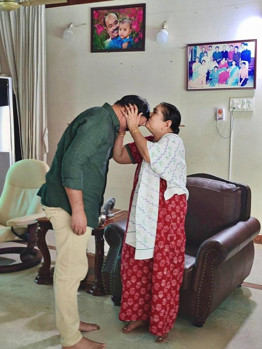 sethu8524's tweet photo. தைலாபுரம் தோட்டத்தில் தனது தாயிடம் ஆசிர்வாதம் பெற்ற அண்ணன் அன்புமணி அவர்கள்......... https://t.co/Bg77TzFhhZ