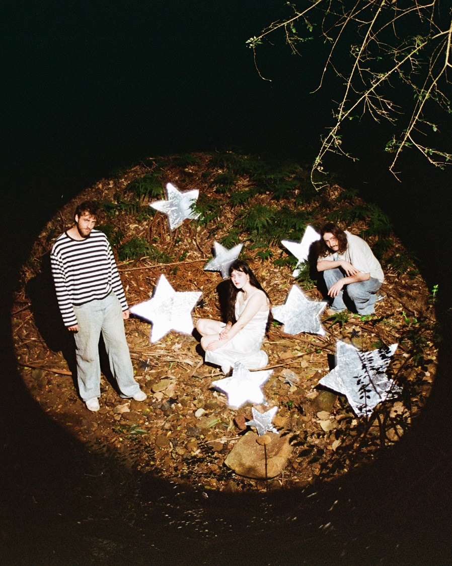 Sesame Girlが新曲「Superstar」を公開。友情をテーマにしたインディーポップ楽曲で、Simon Lamをプロデューサーに迎えた最新シングル。