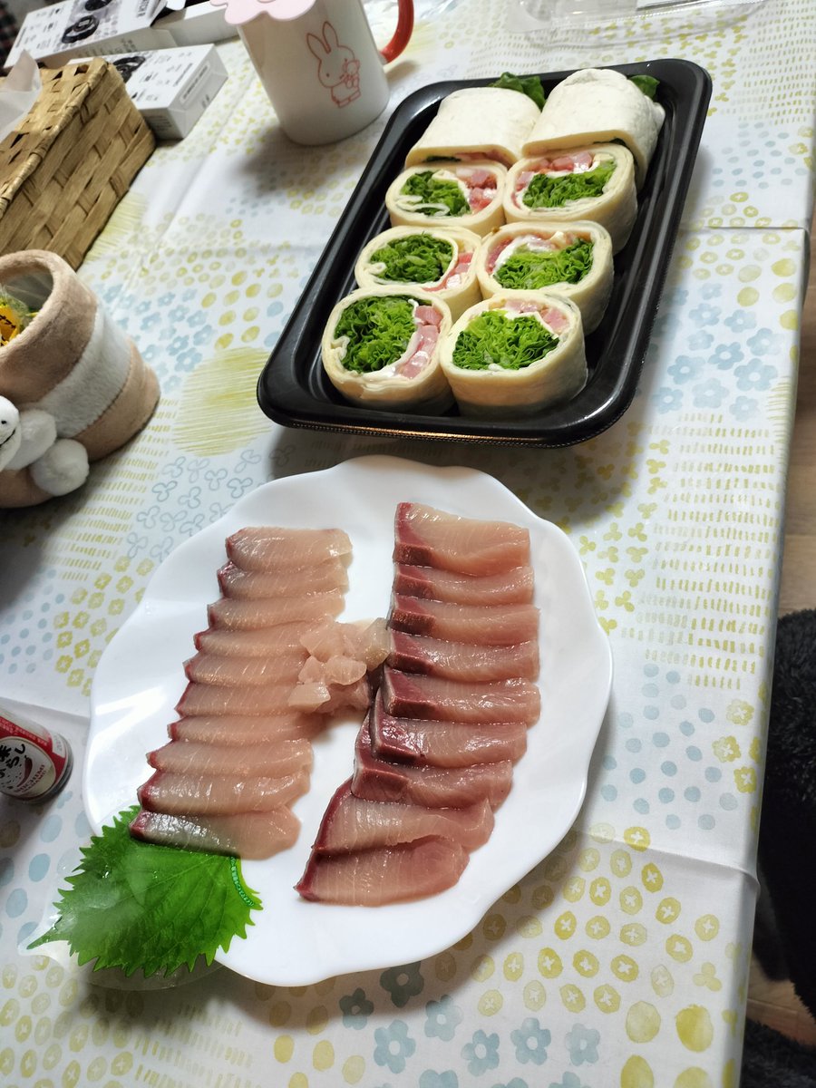 thito0805's tweet photo. ロビア安くて素晴らしいんだけど、刺し身を自分で切らないといけないのがちょいとめんちいよね(；・∀・) https://t.co/21oT33QQZR