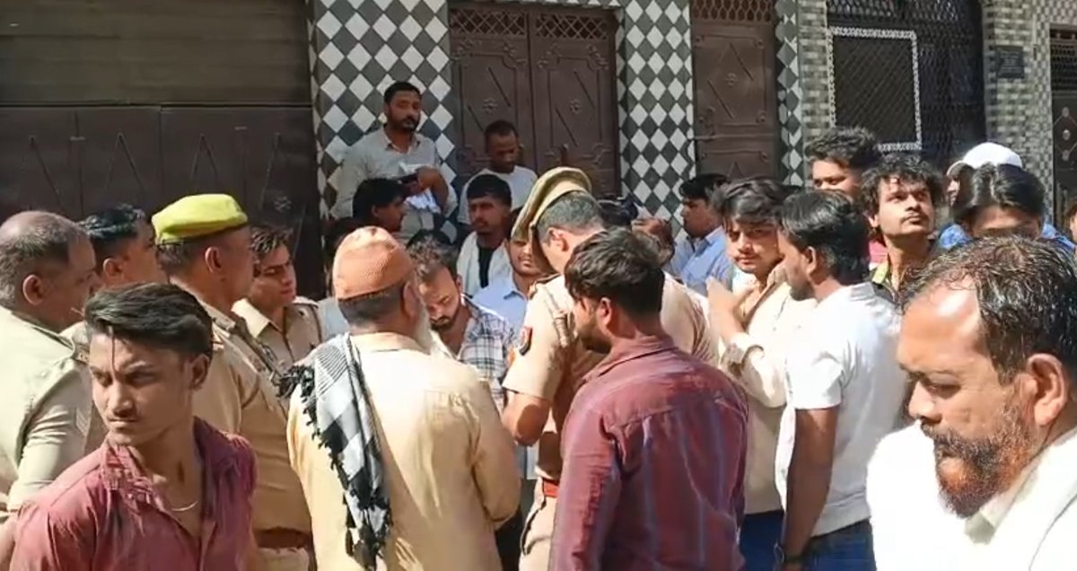 jmdnewsflash's tweet image. #Ghaziabad टीला मोड़ क्षेत्र में 4 साल की मासूम के साथ हुई जघन्य घटना पर भारी आक्रोश। कांग्रेस कार्यकर्ताओं ने प्रदर्शन कर आरोपी के खिलाफ सख्त कार्रवाई की मांग की। पुलिस ने कहा....मामले की गंभीरता से जांच, दोषी पर कड़ी कार्रवाई होगी।

#Ghaziabad #BreakingNews #CrimeNews #Justice