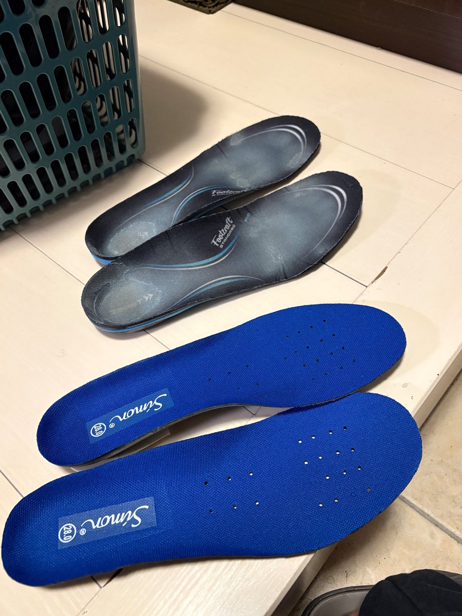 Hiro1232088's tweet image. 約4ヶ月で安全靴が駄目になり、ザムストも駄目そうです（´-`）.｡oO
ホールドする樹脂は剥がれてなく良い状態ですが、踵の部分を含めた全体のクッションが痩せてしまい、足の裏に樹脂フレームが当たり違和感があります。スポーツ用で耐久性はもう少しあるのかなと思ってました・・

#シモン
#ザムスト