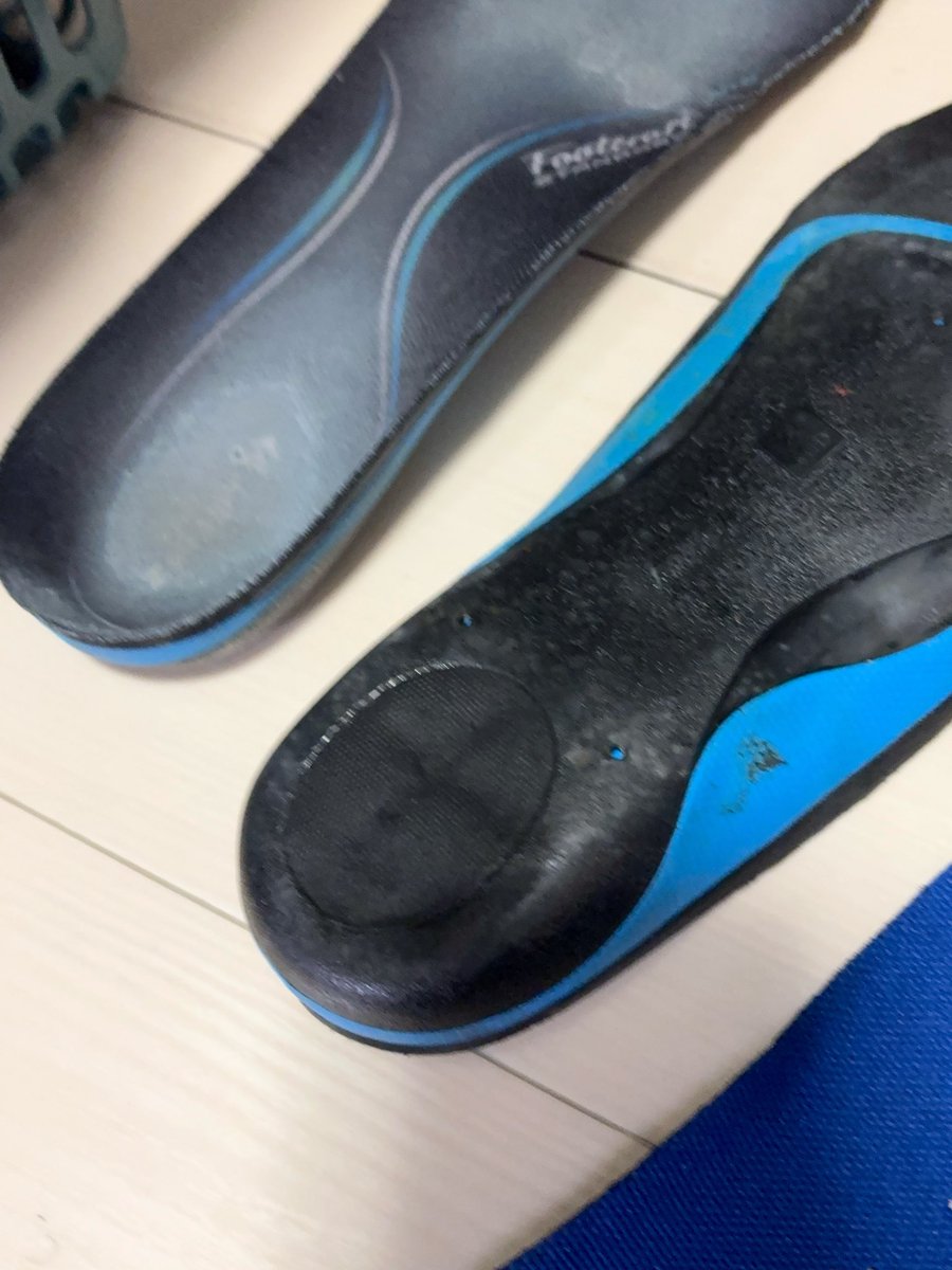 Hiro1232088's tweet image. 約4ヶ月で安全靴が駄目になり、ザムストも駄目そうです（´-`）.｡oO
ホールドする樹脂は剥がれてなく良い状態ですが、踵の部分を含めた全体のクッションが痩せてしまい、足の裏に樹脂フレームが当たり違和感があります。スポーツ用で耐久性はもう少しあるのかなと思ってました・・

#シモン
#ザムスト