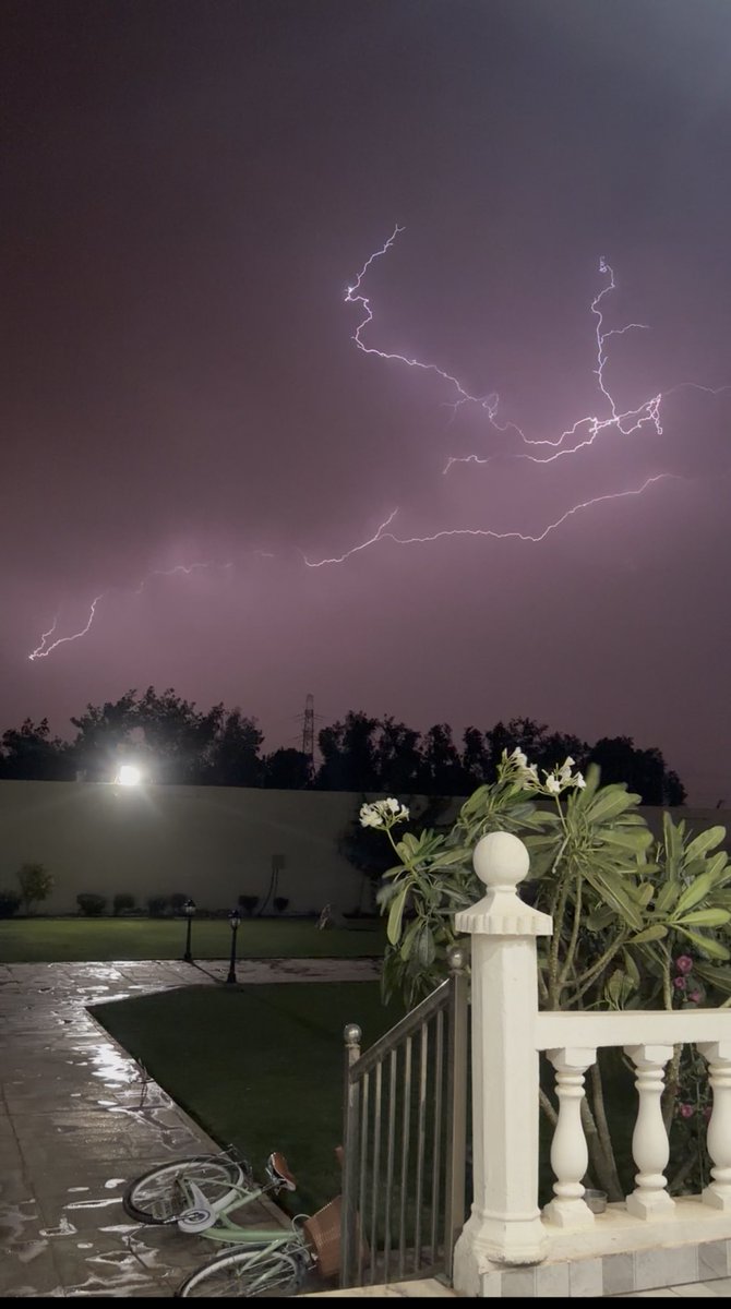 هذا كان شكل البرق امس ماشاء الله خياااااال