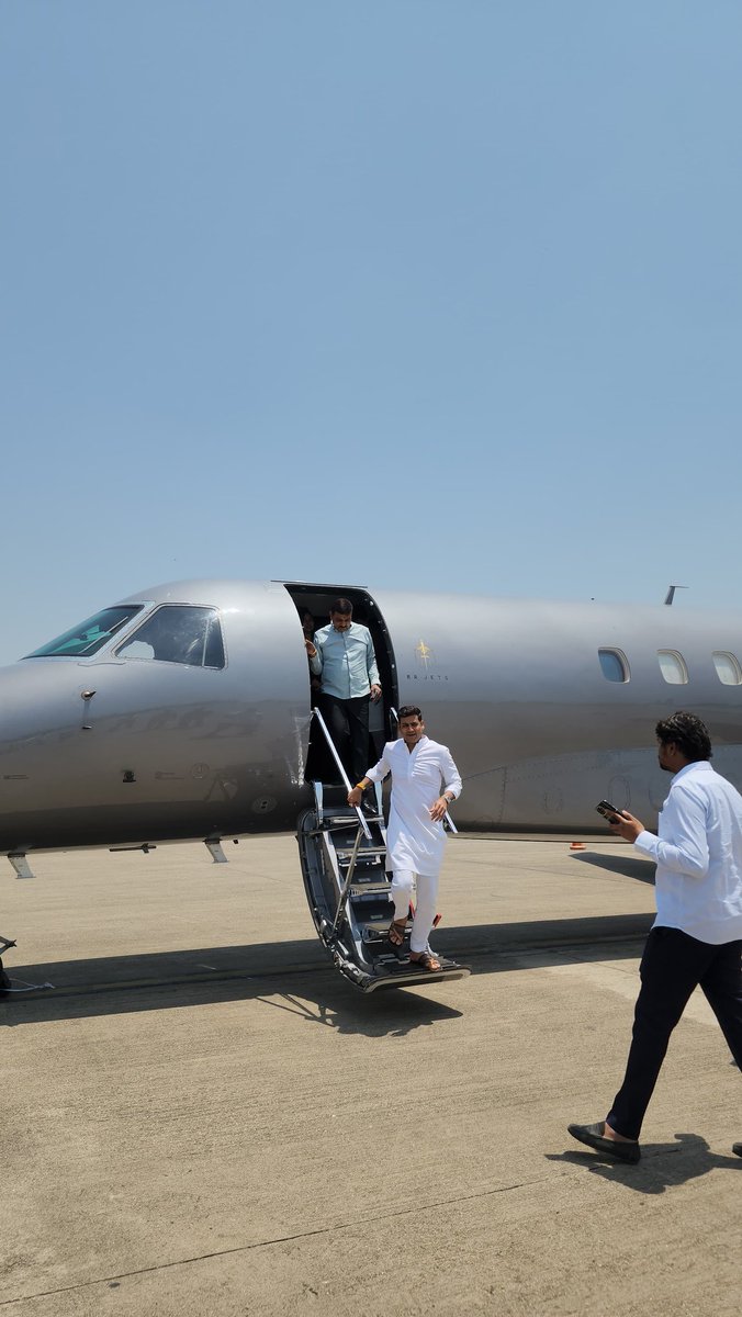 SandipanBhumare's tweet image. छत्रपती संभाजीनगर विमानतळ येथे आज शिवसेना संसदीय गट नेते खासदार डॉ. श्रीकांत शिंदे साहेब, महाराष्ट्र राज्याचे उद्योग मंत्री उदय सामंत साहेब तसेच सचिव भाऊसाहेब चौधरी यांचे स्वागत केले.

#SandipanBhumare #welcome @DrSEShinde @samant_uday