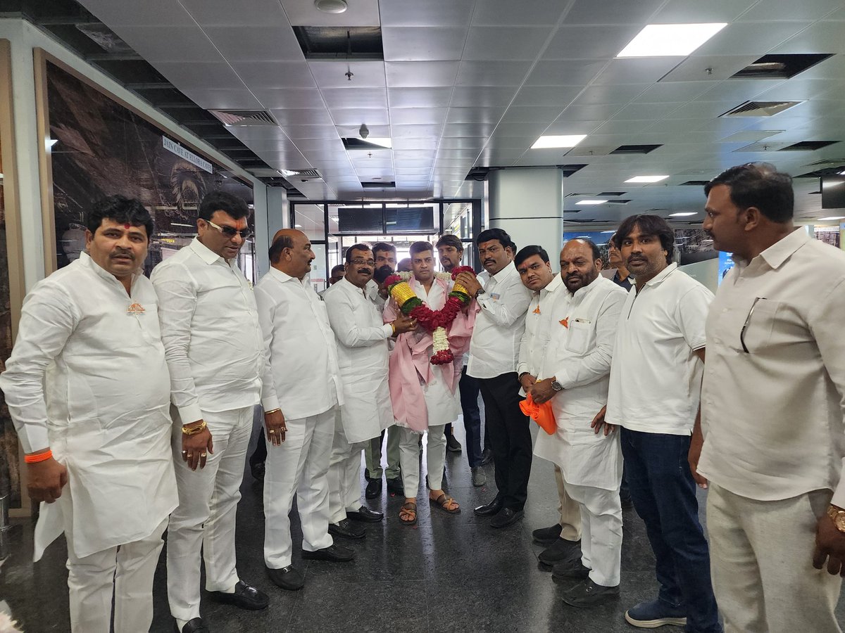 SandipanBhumare's tweet image. छत्रपती संभाजीनगर विमानतळ येथे आज शिवसेना संसदीय गट नेते खासदार डॉ. श्रीकांत शिंदे साहेब, महाराष्ट्र राज्याचे उद्योग मंत्री उदय सामंत साहेब तसेच सचिव भाऊसाहेब चौधरी यांचे स्वागत केले.

#SandipanBhumare #welcome @DrSEShinde @samant_uday