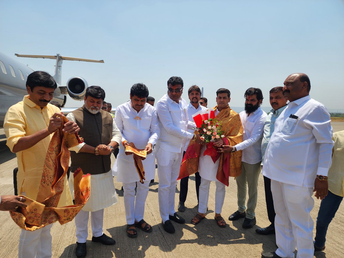 SandipanBhumare's tweet image. छत्रपती संभाजीनगर विमानतळ येथे आज शिवसेना संसदीय गट नेते खासदार डॉ. श्रीकांत शिंदे साहेब, महाराष्ट्र राज्याचे उद्योग मंत्री उदय सामंत साहेब तसेच सचिव भाऊसाहेब चौधरी यांचे स्वागत केले.

#SandipanBhumare #welcome @DrSEShinde @samant_uday