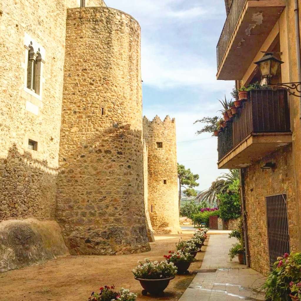aop_org's tweet photo. Bon dia!
CASTELL DE CALONGE Comarca del Baix Empordà.
Girona. 
Primer esment 1019   Construcció segles XIII-XVII.
#Patrimoni #Castell #Architecture #MedievalCastle #Calonge  #Girona #Art #Història #Catalunya #Catalonia #Gòtic #Romànic 

Bernat de Cruïlles reté homenatge pel castell de Calonge al rei Martí (1408) i al rei Ferran I (1413). Martí Guerau de Cruïlles fou partidari del rei Joan II durant la guerra civil. Aplegà gent de Calonge i pobles veïns per a la defensa de la força (fortificació) de Girona (1462). 

Cap a 1468, Martí Guerau de Cruïlles perdé la baronia per un plet desfavorable i la força de les armes, però el 1471 torna a recuperar el castell i, el 1471, també la baronia de Calonge, per bé que traspassà sense poder prendre'n possessió.

El 1477, en temps de Pere Galceran II, el castell fou incendiat pel conflicte dels remences, que també van atacar la vila. 

Poc més endavant torna a ser incendiat (1485), però és restaurat amb rapidesa. 

Pere Galceran vengué totes les jurisdiccions i drets sobre el lloc i el castell a Galceran de Requesens (1439-1505), passant llavors dels Cruïlles a mans de la casa dels Requesens, integrat al comtat de Palamós. 

Després va passar per casament als Cardona-Anglesola i d'aquests al ducat de Sessa i a la noblesa castellanitzada. 

El segle XVIII, també per entroncament, el castell passà als Osorio de Moscoso que l'any 1899 el vengueren a una família de Calonge (Casellas), i s'utilitzava com a casino i teatre. 

Ara és propietat de la Generalitat de Catalunya que s'encarrega de la seva adequació.

@CantRomanica @Dpujado77 @lotemplat @RevistaRomanico @carroza13 @_Gran_Maestre @fjdiazconsultor @jordiaragonesm @SoyPacoCrespo @amigosromanico @AmicsArtRomanic  @bisbatgirona @mevmuseu @CatedralGirona @MuseuSeuUrgell @MuseuArtGirona
@cylromanica @CdRomanico
@LaHuellaRomnica   @PatrimonioAlava
@FundacionSilos @anne_obrien
@AVillamoron @RiberaRomyVIDa @arteviajero_com @RomanicoEspana @Fundacioncardin @cuarda29