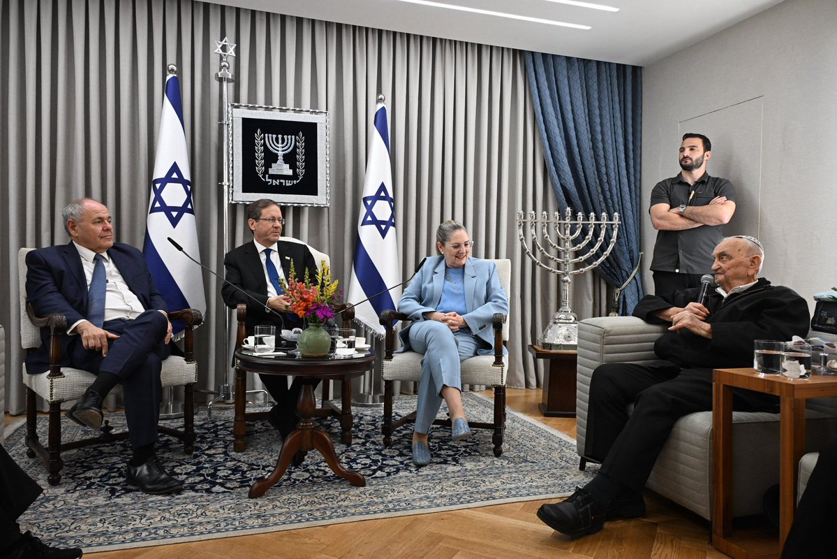 Isaac_Herzog's tweet image. היה לנו הכבוד לארח הבוקר בבית הנשיא, יחד עם יו״ר יד ושם דני דיין, את ששת משיאי משואות הזיכרון בטקס הממלכתי לציון יום הזיכרון לשואה ולגבורה - נשים וגברים מופלאים ששרדו את התופת, ונושאים עימם סיפור של כאב ואובדן לצד תעצומות נפש, גבורה ותקומה.