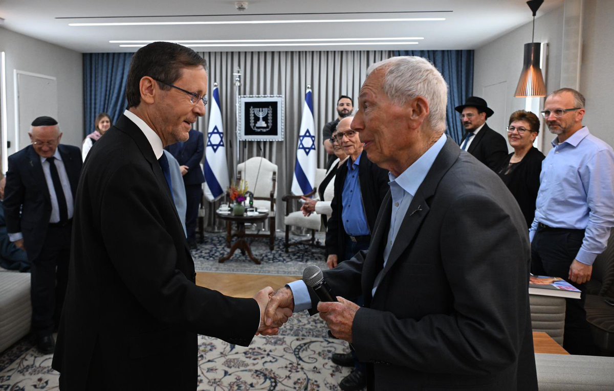 Isaac_Herzog's tweet image. היה לנו הכבוד לארח הבוקר בבית הנשיא, יחד עם יו״ר יד ושם דני דיין, את ששת משיאי משואות הזיכרון בטקס הממלכתי לציון יום הזיכרון לשואה ולגבורה - נשים וגברים מופלאים ששרדו את התופת, ונושאים עימם סיפור של כאב ואובדן לצד תעצומות נפש, גבורה ותקומה.