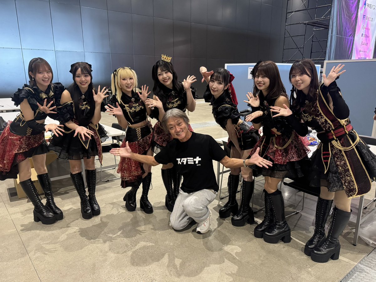 KRD_08's tweet image. #姫CON2026 にてMCをされていた
ターザン山下さん(@tarzan_dou )
とお写真を撮って頂きました📸

KRD8がハチ・ハチ北Girlsとして
ラジオで共演させて頂いたり
SEのナレーションをして頂いています👏🏻

いつもありがとうございます‼️

 #KRD8