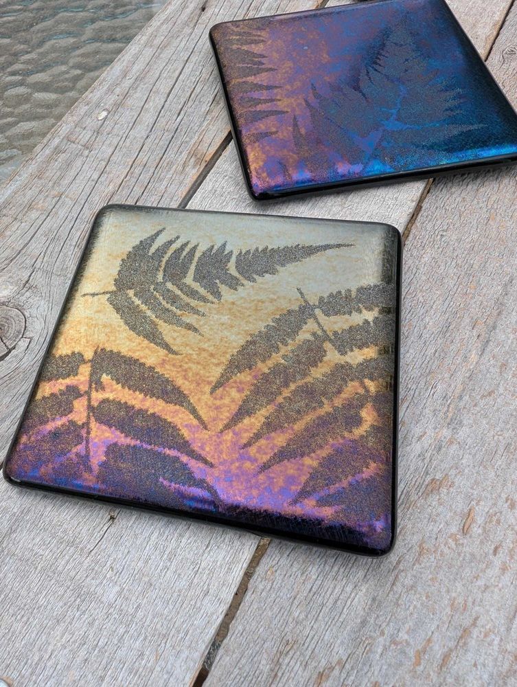 Samphireglass's tweet image. Lovely handcrafted Iridescent fern leaf coasters. Each unique and handcrafted with gold, blue and red Iridescent glass and black glass powder. Perfect to put a cuppa. 

#ukgiftam #ukgifthour #giftideas 

samphireglass.etsy.com/listing/4362...